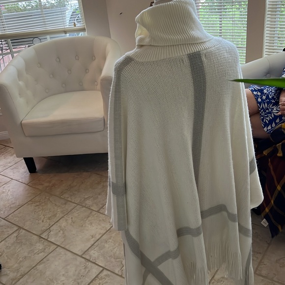 Francesca’s Poncho. Never Worn - Picture 3 of 4